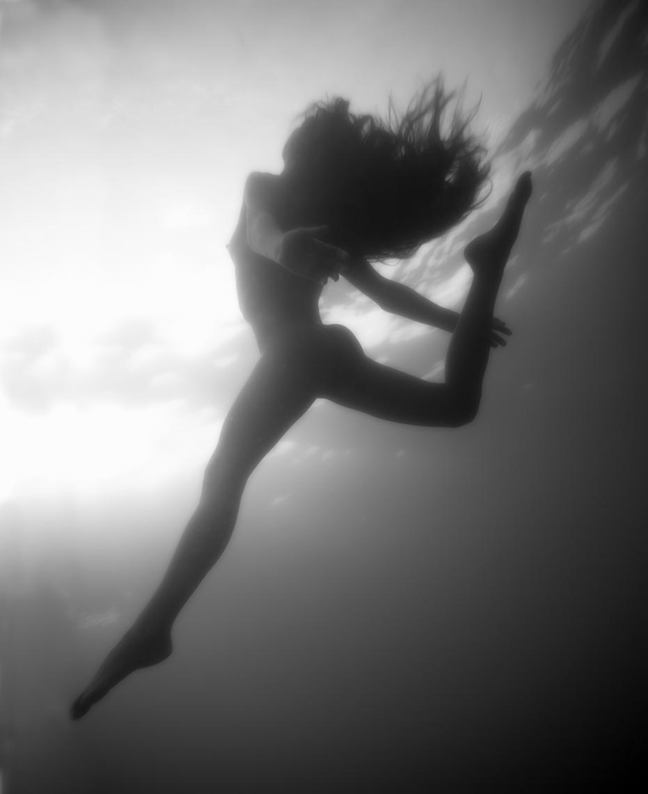 0-jess-underwater-ballet-bw-for-print